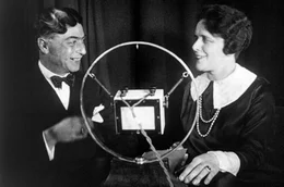 Radio ist in aller Ohren &ndash; und das seit 100 Jahren: Am 29. Oktober 1923 geht dieses Massenmedium &bdquo;on air&ldquo;. Aber der &bdquo;Rundfunk&ldquo; sorgte nicht nur f&uuml;r den Soundtrack der Geschichte und Unterhaltung, sondern er war immer auch ein Machtinstrument. Der Film ist ein radiophones Roadmovie durch Zeit und Raum. Er erz&auml;hlt anhand bewegender Tondokumente 100 Jahre Radiogeschichte als deutsche Zeitgeschichte. - Spanisch lernen im Radio, 20er Jahre