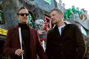 Ex-Kommissar Alexander Haller (Philipp Hochmair, li.) und seine &bdquo;rechte&ldquo; Hand Niko (Andreas Guenther) ermitteln im weltber&uuml;hmten Vergn&uuml;gungspark Prater.