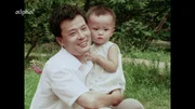 "Frauen tragen die Hälfte des Himmels" lautete das Wort des Vorsitzenden Mao - seitdem übernehmen Frauen in China die gleichen Arbeiten wie die Männer, und die Männer ehemalige Aufgaben der Frauen, wie dieser junge Vater einer Tochter 1979. "Frauen tragen die Hälfte des Himmels" lautete das Wort des Vorsitzenden Mao - seitdem übernehmen Frauen in China die gleichen Arbeiten wie die Männer, und die Männer ehemalige Aufgaben der Frauen, wie dieser junge Vater einer Tochter 1979.