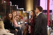 Nach dem bestialischen Mord an einer jungen Frau befragen Booth (David Boreanaz, r.) und Brennan (Emily Deschanel, 2.v.r.) die Mitglieder eines Rollschuh-Rodeo-Vereins, dem auch Melinda angehörte. Nach dem bestialischen Mord an einer jungen Frau befragen Booth (David Boreanaz, r.) und Brennan (Emily Deschanel, 2.v.r.) die Mitglieder eines Rollschuh-Rodeo-Vereins, dem auch Melinda angehörte.