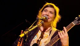 Um sich als unabh&auml;ngige Musikerin im hart umk&auml;mpften Musikgesch&auml;ft einen Platz zu erobern, m&uuml;ssen K&uuml;nstlerinnen ein verdammt dickes Fell und Durchhalteverm&ouml;gen mitbringen. Vor allem, wenn es um ihre Existenzsicherung geht. Die Berliner Singer- Songwriterinnen Malonda und Naima Husseini brennen f&uuml;r ihre Musik und gehen diesen herausfordernden Weg. Seit vielen Jahren. - Berliner Singer-Songwriterin Naima Husseini.