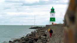 Der Schlei&shy;m&uuml;n&shy;der Leucht&shy;turm, Wahr&shy;zei&shy;chen der Lot&shy;sen&shy;in&shy;sel und wich&shy;ti&shy;ges Leucht&shy;feu&shy;er f&uuml;r die Ein&shy;fahrt in die Schlei. Er steht seit 1871 auf der da&shy;mals neu er&shy;bau&shy;ten Nord&shy;mo&shy;le. &copy; HR, honorarfrei - Verwendung gem&auml;&szlig; der AGB im engen inhaltlichen, redaktionellen Zusammenhang mit genannter HR-Sendung bei Nennung "Bild: HR" (S2). HR/Pressestelle, Tel: 069/155-4954, Fax: -3005