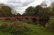 Bakewell ist ein typisch englisches Dorf mitten in der Hügellandschaft des Peak Districts. Bakewell ist ein typisch englisches Dorf mitten in der Hügellandschaft des Peak Districts.