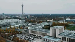 Bei seiner Einweihung 1926 ist der Funkturm Symbol f&uuml;r eine neue &Auml;ra: Den Beginn des Massenmediums Radio und die moderne Metropole Berlin. Die Nationalsozialisten stilisieren ihn sp&auml;ter als Sinnbild des technischen Fortschritts. Im Kalten Krieg wird der Funkturm das Wahrzeichen Westberlins, der &bdquo;Leuchtturm der Freiheit&ldquo;. - Der Funkturm am Messegel&auml;nde.