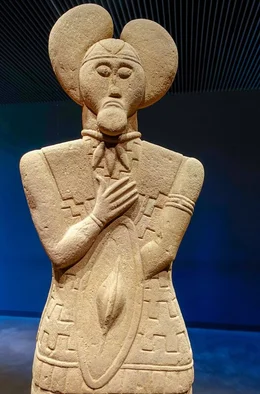 Der Kopfschmuck der Sandsteinstatue vom Glauberg k&ouml;nnte auf eine religi&ouml;se Funktion hinweisen.
