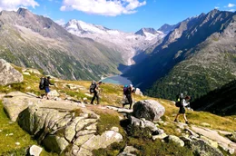 Auf dem Traumpfad: Wandergruppe in den Hintertuxer Alpen oberhalb des Schlegeis-Stausees.