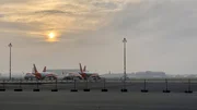 Seit ca. 100 Tagen ist der neue Hauptstadtflughafen BER in Betrieb. Mit ihm auch die Flughafen-Feuerwehr. Die Wehren von den ehemaligen Flughäfen Tegel und Schönefeld müssen sich auf dem neuen Standort zurechtfinden und zusammenwachsen. Die rbb-Reporter haben sie über die ersten Monate dabei beobachtet. - Abendstimmung am BER. Seit ca. 100 Tagen ist der neue Hauptstadtflughafen BER in Betrieb. Mit ihm auch die Flughafen-Feuerwehr. Die Wehren von den ehemaligen Flughäfen Tegel und Schönefeld müssen sich auf dem neuen Standort zurechtfinden und zusammenwachsen. Die rbb-Reporter haben sie über die ersten Monate dabei beobachtet. - Abendstimmung am BER.