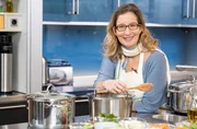 Yvonne Willicks untersucht die drei T&ouml;pfe. Rein optisch f&auml;llt besonders der teuerste Kochtopf ins Auge. Aber wie schneidet dieser im praktischen Test ab? Kann das teure Modell beim Kochen &uuml;berzeugen, oder k&ouml;nnen die g&uuml;nstigeren Modelle, bei dem H&auml;rtetest, mithalten? Ein gutes Curry mit H&uuml;hnchen soll hier die Wahrheit ans Licht bringen.