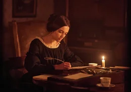 Emily (Emma Mackey).