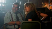 (l-r) Luis Guzm&aacute;n als Raoul, Natasha Lyonne als Charlie Cale
