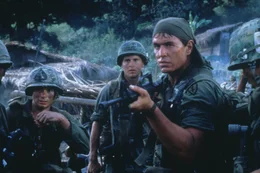 Sergeant Barnes (Tom Berenger, M.) vergreift sich auch an harmlosen Zivilisten ...