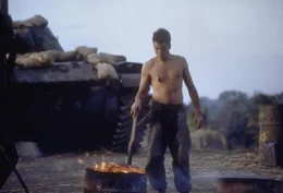 Neuank&ouml;mmlinge haben es im 'Platoon' nicht leicht: Chris Taylor (Charlie Sheen).