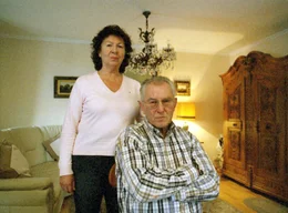 Mano H&ouml;llenreiner und seine Frau zuhause.