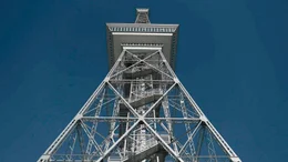 Bei seiner Einweihung 1926 ist der Funkturm Symbol f&uuml;r eine neue &Auml;ra: Den Beginn des Massenmediums Radio und die moderne Metropole Berlin. Die Nationalsozialisten stilisieren ihn sp&auml;ter als Sinnbild des technischen Fortschritts. Im Kalten Krieg wird der Funkturm das Wahrzeichen Westberlins, der &bdquo;Leuchtturm der Freiheit&ldquo;. - Der Funkturm besteht aus 400 Tonnen Stahl.