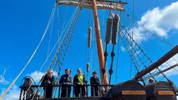 Bela, Caro, Clara und Luisa von der mobilen Einsatztruppe der Jugendbauh&uuml;tte L&uuml;beck beim Arbeitseinsatz auf der &bdquo;Lisa von L&uuml;beck&ldquo;