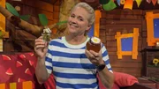 Singa erklärt, wie du aus Gänseblümchen etwas machen kannst, das fast wie Honig ist. Wie der selbstgemachte Blütensirup wohl schmeckt? Singa erklärt, wie du aus Gänseblümchen etwas machen kannst, das fast wie Honig ist. Wie der selbstgemachte Blütensirup wohl schmeckt?