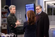 (l-r) Madison Durks als Eric Sullivan, Karin Anglin als Patty Sullivan, Oliver Platt als Daniel Charles