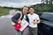 Einfach retour Staffel 3 Folge 4 Jan Fitze kann mit Randi von Morretes bis zur n&auml;chsten Rastst&auml;tte mitfahren. 2026 Copyright: SRF