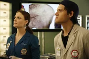 Brennan (Emily Deschanel) und Finn (Luke Kleintank) werden stutzig, als sie zwischen den Leichenteilen Spuren von Special K finden, einer synthetischen Partydroge. Brennan (Emily Deschanel) und Finn (Luke Kleintank) werden stutzig, als sie zwischen den Leichenteilen Spuren von Special K finden, einer synthetischen Partydroge.