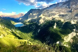 Dolomiten-Panorama: Der Fedaia-Stausee unterhalb der Marmolada, dem h&ouml;chsten Berg der Dolomiten.