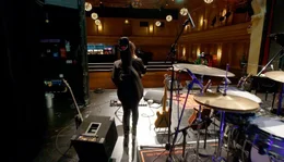 Um sich als unabh&auml;ngige Musikerin im hart umk&auml;mpften Musikgesch&auml;ft einen Platz zu erobern, m&uuml;ssen K&uuml;nstlerinnen ein verdammt dickes Fell und Durchhalteverm&ouml;gen mitbringen. Vor allem, wenn es um ihre Existenzsicherung geht. Die Berliner Singer- Songwriterinnen Malonda und Naima Husseini brennen f&uuml;r ihre Musik und gehen diesen herausfordernden Weg. Seit vielen Jahren. - Naima im Backstage.