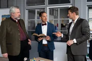 Kulturdezernent Dr. Frank Baumgartner (Oliver B&uuml;rgin, M.) kann f&uuml;r die Kommissare Stadler (Dieter Fischer, l.) und Hansen (Igor Jeftić, r.) die altdeutsche Chronik entziffern.