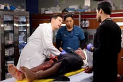 (l-r) Devin Kawaoka als Dr. Kai Tanaka-Reed, Marie Tredway als Nurse Trini Campos, Dominic Rains als Crockett Marcel (l-r) Devin Kawaoka als Dr. Kai Tanaka-Reed, Marie Tredway als Nurse Trini Campos, Dominic Rains als Crockett Marcel