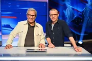 Tageschaulegende Jan Hofer (l.) spielt gemeinsam mit "heute-show"-Ensemblemitglied Moritz Neumeier (r.) in einem Team bei "heute-show extra - Das Quiz". Tageschaulegende Jan Hofer (l.) spielt gemeinsam mit "heute-show"-Ensemblemitglied Moritz Neumeier (r.) in einem Team bei "heute-show extra - Das Quiz".