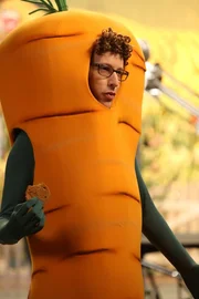 Der neue TV-Darsteller des "Karotten-Bill", Tommy Munson (Noah Weisberg), wird zu dem Mord an Joe Starkel befragt. Der neue TV-Darsteller des "Karotten-Bill", Tommy Munson (Noah Weisberg), wird zu dem Mord an Joe Starkel befragt.