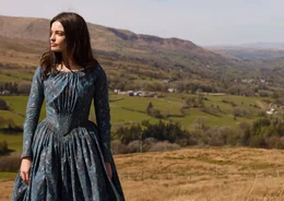 Emily (Emma Mackey).