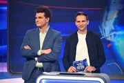 Moderator und Quizmaster des "heute-show extra - Das Quiz", Lutz van der Horst (l.), wird von seinem "heute-show"-Reporterkollegen Fabian Köster überrascht. Moderator und Quizmaster des "heute-show extra - Das Quiz", Lutz van der Horst (l.), wird von seinem "heute-show"-Reporterkollegen Fabian Köster überrascht.