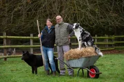 Gastgeberin Sonja Girndt (l) mit ihrem Mann Carsten vom Hof "Zur Lachenden Ziege" in Neukirchen-Vluyn.
