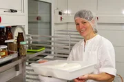 Sonja Girndt hat ein besonderes Ziel: Man soll es schmecken, dass ihre Tiere gl&uuml;cklich mit und in der Natur leben. Deshalb hei&szlig;t ihr Hof auch &bdquo;Zur lachenden Ziege&ldquo;. Zweimal t&auml;glich steht sie im Melkstall und aus der Milch stellt Sonja verschiedene Sorten K&auml;se her.