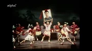 Im "Reiseland China" dürfen Touristen 1980 in geführten Gruppen das Land besichtigen, unter strenger Aufsicht des Staates. Im Bild: Tanz für die Besucher "Das Bild des Vorsitzenden Hua kommt zu den Minoritäten". Im "Reiseland China" dürfen Touristen 1980 in geführten Gruppen das Land besichtigen, unter strenger Aufsicht des Staates. Im Bild: Tanz für die Besucher "Das Bild des Vorsitzenden Hua kommt zu den Minoritäten".