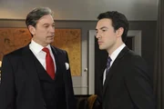Julius (G&uuml;nter Barton, l.) wird klar, dass ihm die Trennung von General Manager Mark (Arne Stephan, r.) weh tun wird ...