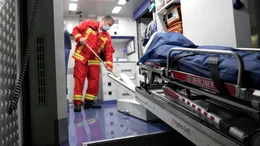 Die letzte Nacht des Jahres: Schon am fr&uuml;hen Abend bereiten sich die Einsatzkr&auml;fte der Berliner Feuerwehr auf eine 12-st&uuml;ndige Ausnahmeschicht vor. Niemand wei&szlig;, was passiert. Werden die angeordneten B&ouml;llerverbotszonen f&uuml;r einen ruhigen Jahreswechsel sorgen? Dieser Film begleitet die M&auml;nner und Frauen der Berliner Feuerwehr durch eine au&szlig;ergew&ouml;hnliche Nacht. - Reinigung des Rettungswagen nach dem Einsatz.