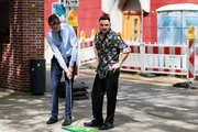 Ringo (Timothy Boldt, l.) und Easy (Lars Steinh&ouml;fel) finden trotz ihrer Bem&uuml;hungen keine N&auml;he zueinander.