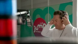 Radio ist in aller Ohren &ndash; und das seit 100 Jahren: Am 29. Oktober 1923 geht dieses Massenmedium &bdquo;on air&ldquo;. Aber der &bdquo;Rundfunk&ldquo; sorgte nicht nur f&uuml;r den Soundtrack der Geschichte und Unterhaltung, sondern er war immer auch ein Machtinstrument. Der Film ist ein radiophones Roadmovie durch Zeit und Raum. Er erz&auml;hlt anhand bewegender Tondokumente 100 Jahre Radiogeschichte als deutsche Zeitgeschichte. - JUMP Morningshow mit Lars-Christian Karde.