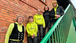 Zimmerer Eric Janssen und die jungen Denkmalsch&uuml;tzer beim Bau einer Treppe in einem denkmalgesch&uuml;tzten Haus in L&uuml;beck