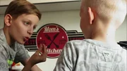 In der &bdquo;Sendung mit dem Elefanten&ldquo; geht es um die zwei Br&uuml;der Ramon und Romeo, die in einer geh&ouml;rlosen Familie leben.