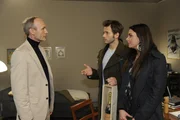 Enrique (Jacob Weigert, M.) und Paloma (Maja Maneiro, r.) realisieren geschockt, dass Dr. Weinreb (Rüdiger Kühmstedt, l.) gar nicht Dr. Weinreb ist ... Enrique (Jacob Weigert, M.) und Paloma (Maja Maneiro, r.) realisieren geschockt, dass Dr. Weinreb (Rüdiger Kühmstedt, l.) gar nicht Dr. Weinreb ist ...