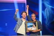 Louis Klamroth (l.) und Alexander Schubert (r.) jubeln mit ihrem Preis beim Gewinn des "heute-show extra - Das Quiz". Louis Klamroth (l.) und Alexander Schubert (r.) jubeln mit ihrem Preis beim Gewinn des "heute-show extra - Das Quiz".