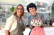 Theresa Knipschild (r), Konditormeisterin aus K&ouml;ln, backt gemeinsam mit Yvonne Willicks ganz passend zur Bergischen Kaffeetafel eine Schwarzbrot-Torte mit Quarkcreme und Kirschen. Ein wahres Prachtexemplar!