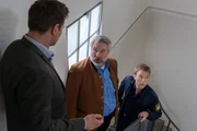Die Kommissare Hansen (Igor Jeftić, l.) und Stadler (Dieter Fischer, M.) bitten Polizeihauptmeister Mohr (Max M&uuml;ller, r.) herauszufinden, wo das Opfer in der Nacht vor seinem Tod war.