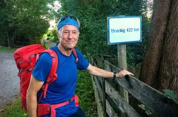 Noch ein langer Weg: Eckhard Schl&ouml;der auf der zweiten Etappe des Traumpfads.
