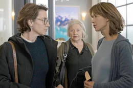 Die beiden Schwestern Emmanu&egrave;le (Sophie Marceau, re.) und Pascale (G&eacute;raldine Pailhas, li.) im Gespr&auml;ch unter den Augen der Schweizer Sterbehelferin (Hanna Schygulla, Mi.)