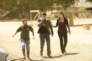 (v.l.n.r.) Andrew Harding (Christopher Darga); Booth (David Boreanaz); Dr. Brennan (Emily Deschanel) (v.l.n.r.) Andrew Harding (Christopher Darga); Booth (David Boreanaz); Dr. Brennan (Emily Deschanel)