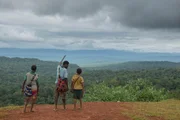 Bis zum Horizont und noch viel weiter führt der Schulweg von Ruth, 12, und Junior, 8, durch den Urwald. Juniors Vater Michael begleitet die Kinder. Bis zum Horizont und noch viel weiter führt der Schulweg von Ruth, 12, und Junior, 8, durch den Urwald. Juniors Vater Michael begleitet die Kinder.