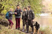 (l-r) Jessy Schram als Hannah Asher, Ivan Shaw als Justin Lieu, Erinn Fredin als Tiffany Thompson, Liam Quealy als Brandonn Thompson (l-r) Jessy Schram als Hannah Asher, Ivan Shaw als Justin Lieu, Erinn Fredin als Tiffany Thompson, Liam Quealy als Brandonn Thompson