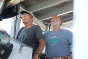 Der maritime Arch&auml;ologe Art Cohn und Kapit&auml;n Fred Fayette blicken vom Wohnmobil Neptun aus &uuml;ber den Lake Champlain. (National Geographic/Mark Molesworth)